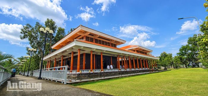 Nhà trưng bày hiện vật trong khu lưu niệm.