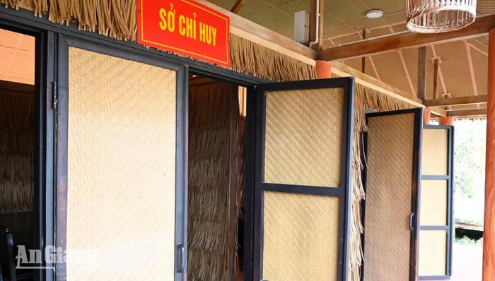Sở chỉ huy được phục dựng lại trong khu lưu niệm.