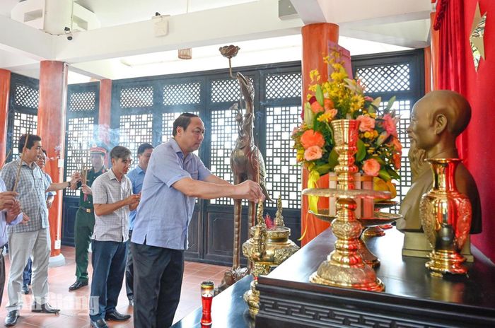 Đền thờ Chủ tịch Hồ Chí Minh trong khuôn viên khu lưu niệm.
