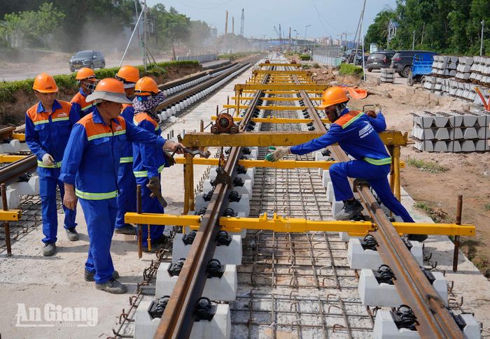Công nhân thi công lắp đặt đường ray tại dự án tuyến tàu điện đô thị đoạn 1, đặc khu Phú Quốc.