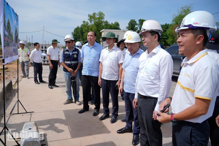 Đoàn công tác nghe báo cáo tiến độ thi công đường tỉnh 975 (đoạn từ đường tỉnh 973 - Cảng hàng không Phú Quốc - đường tỉnh 975 - đường tỉnh 973).