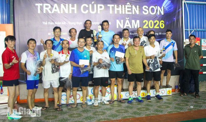 Trao giải cho các đội xuất sắc.
