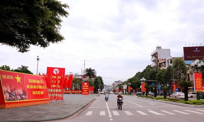  Đường Hùng Vương, phường Bắc Giang rực rỡ sắc đỏ. 
