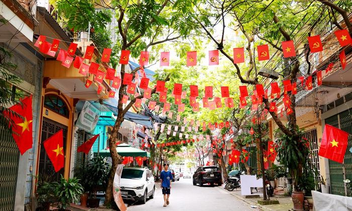 Một con ngõ ở tổ dân phố Hoàng Văn Thụ, phường Bắc Giang được người dân trang trí đẹp mắt. 