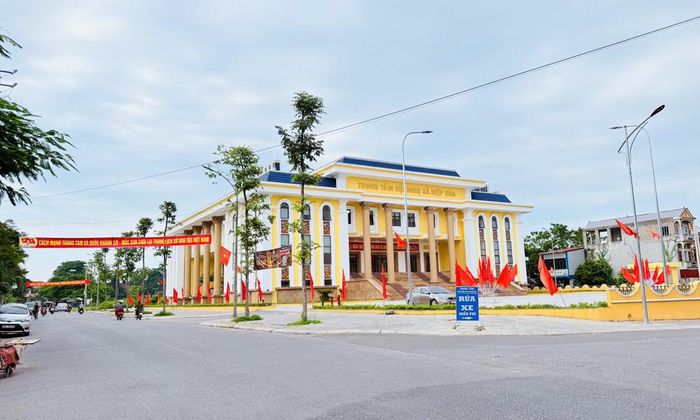  Trung tâm hội nghị xã Hiệp Hòa - địa điểm xã tổ chức các hoạt động văn hóa, văn nghệ, thể thao chào mừng Quốc khánh 2/9 và xã lên phường. 