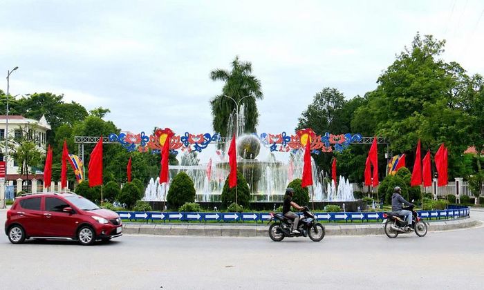  Trung tâm xã Gia Bình được trang trí nhiều cờ Tổ quốc. 