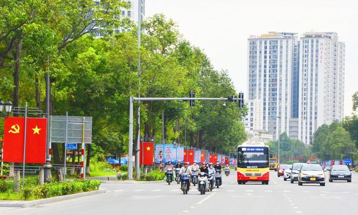  Cờ Đảng, cờ Tổ quốc tại đường Lý Thái Tổ, phường Kinh Bắc. 