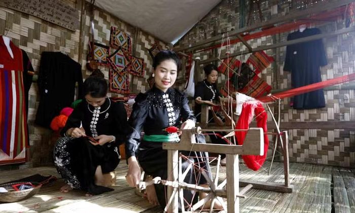 Đồng bào dân tộc Thái trình diễn dệt thổ cẩm tại Tuần Văn hóa Du lịch Mộc Châu tỉnh Sơn La năm 2026.
