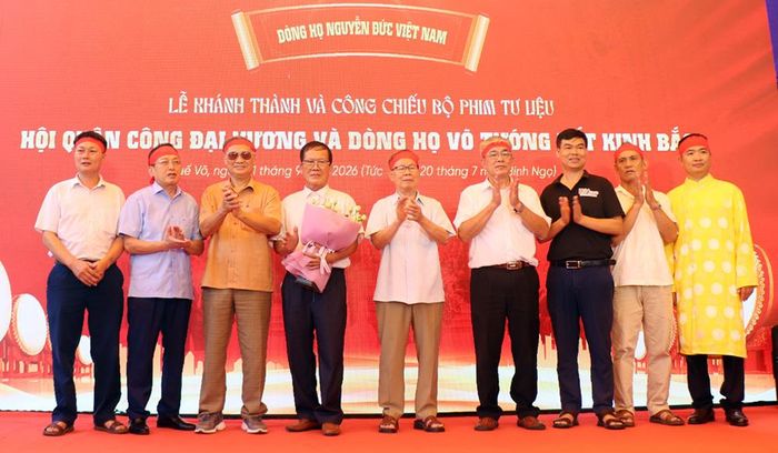  Đại diện địa phương chúc mừng dòng họ Nguyễn Đức ra mắt phim tư liệu “Hội Quận công Đại vương và dòng họ võ tướng Kinh Bắc”. 