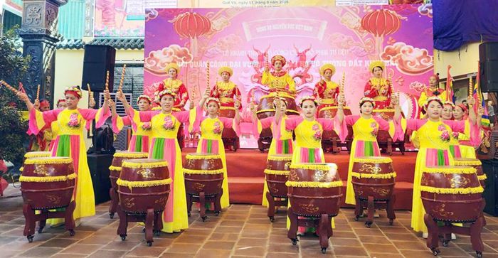  Màn trống hội do con cháu dòng họ Nguyễn Đức biểu diễn tại lễ công chiếu phim tư liệu “Hội Quận công Đại vương và dòng họ võ tướng Kinh Bắc”. 