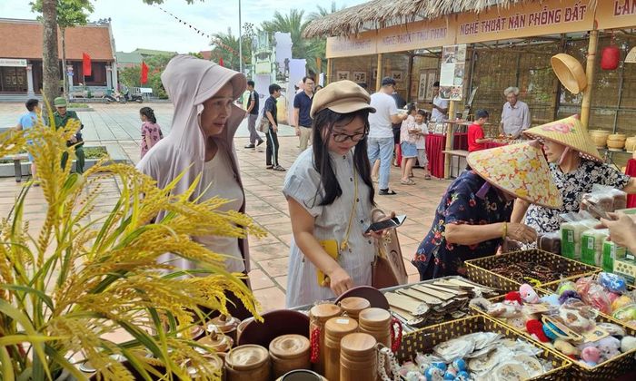  Du khách tham quan, trải nghiệm và mua sắm đồ lưu niệm tại Trung tâm bảo tồn tranh dân gian Đông Hồ (phường Thuận Thành). 