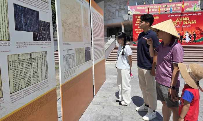  Du khách tham quan triển lãm tư liệu chuyên đề "Địa danh, địa giới hành chính tỉnh Bắc Ninh qua các thời kỳ" tại Bảo tàng Bắc Ninh số 2 (phường Kinh Bắc). 