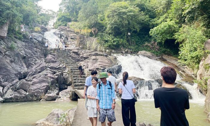  Du khách tham quan tại Khu du lịch sinh thái Suối Mỡ (xã Nghĩa Phương). 