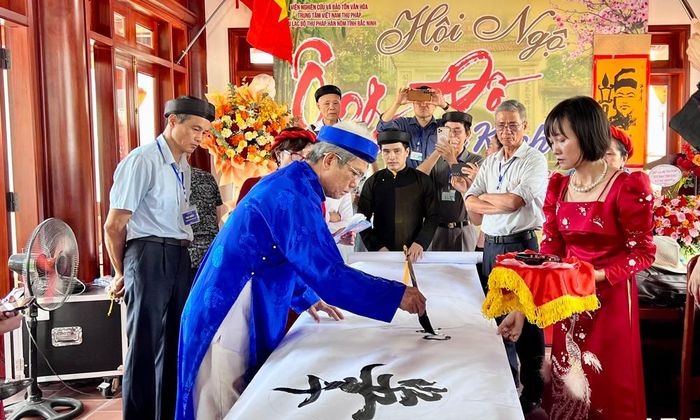  Các ông đồ trình diễn thư pháp tại Văn Miếu Bắc Ninh (phường Võ Cường). 