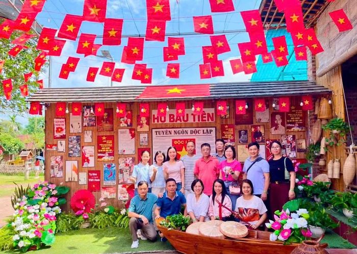  Điểm du lịch sinh thái hồ Bầu Tiên, xã Kiên Lao trang trí nhiều điểm "check in" hấp dẫn du khách. 