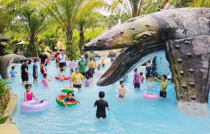  Nhiều gia đình dẫn các bạn nhỏ đến vui chơi tại Công viên giải trí Wedding Land, phường Đa Mai. 