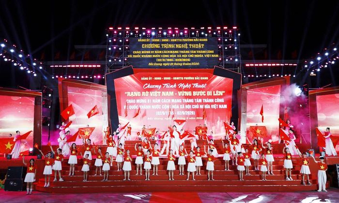  Tiết mục khai từ "Nhà tôi có treo một lá cờ". 