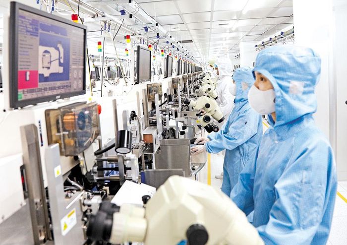  Công nhân Công ty cổ phần Công nghệ sạch MCC tại xã Yên Phong làm việc trong dây chuyền sản xuất chíp bán dẫn. 