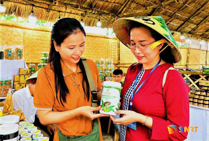 Sản phẩm OCOP có xuất xứ từ miền quê xứ Tiên là món quà du khách lựa chọn khi đến với Lộc Yên. Ảnh: D.LỆ