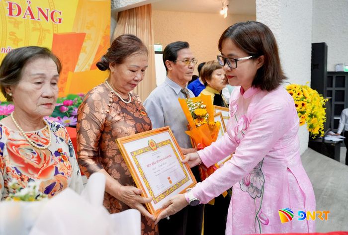 Bí thư Đảng ủy phường Hải Châu Trần Thị Kim Hoa trao Huy hiệu Đảng đợt 2/9/2026 cho đảng viên. Ảnh: T.CÔNG