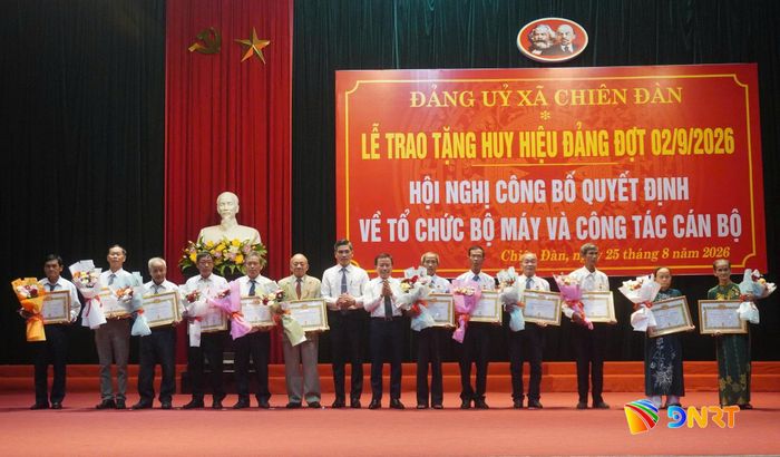 Thường trực Đảng ủy xã Chiên Đàn trao tặng Huy hiệu Đảng đợt 2/9/2026 cho các đảng viên. Ảnh: N.ĐOAN