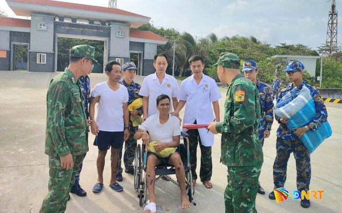 Các ngư dân được thăm khám, chăm sóc sức khỏe trong thời gian lưu trú tại đảo Trường Sa. Ảnh: HỒNG ANH