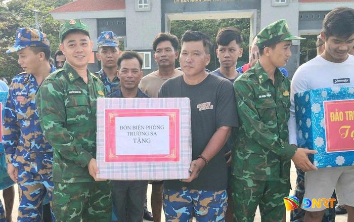 Đồn Biên phòng Trường Sa tặng quà các ngư dân. Ảnh: HỒNG ANH