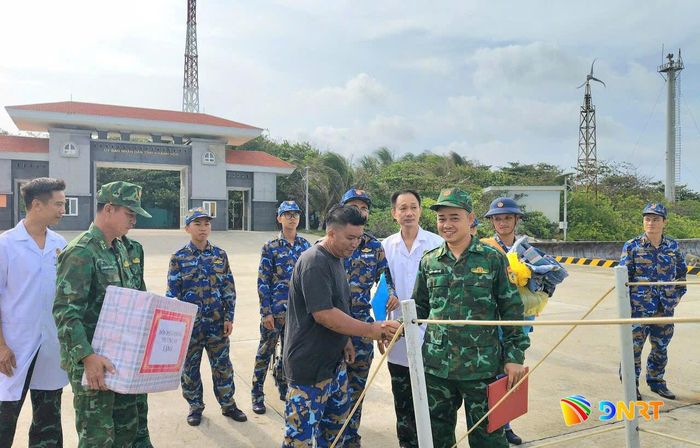 Ngư dân lên tàu Trường Sa 18 trở về đất liền. Ảnh: HỒNG ANH