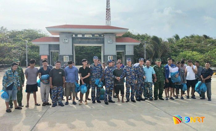 Bàn giao 32 ngư dân gặp nạn trên biển cho tàu Trường Sa 18. Ảnh: HỒNG ANH