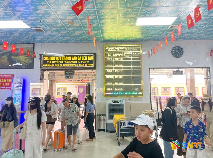 Ga Đà Nẵng đón khách vào ga lên tàu. Ảnh: CÔNG TÚ