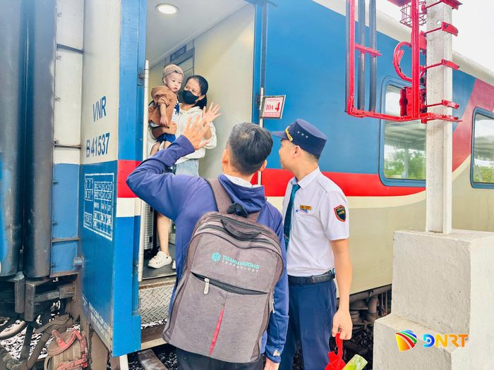 Tiễn người thân lên tàu SE21 đang dừng tác nghiệp tại ga Trà Kiệu vào sáng 31/8. Ảnh: CÔNG TÚ