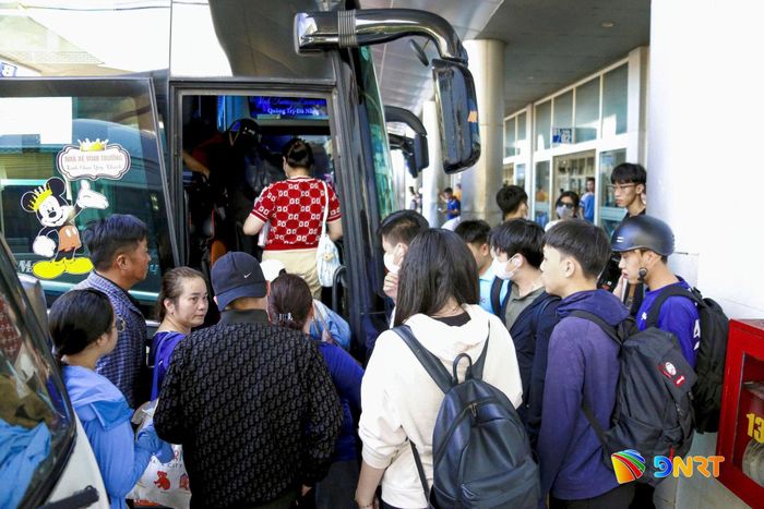 Hành khách lên xe chạy tuyến cố định tại Bến xe Trung tâm Đà Nẵng. Ảnh: KHÁNH NGÂN