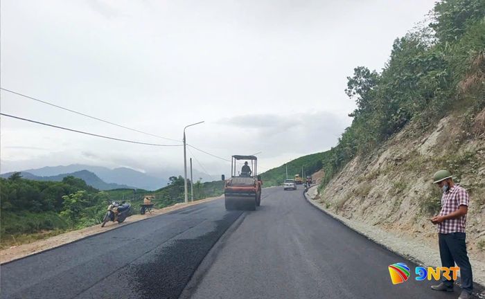 Thảm bê tông nhựa đoạn qua xã Phước Trà vào hôm qua 31/8. Ảnh: CÔNG TÚ - XUÂN SƠN