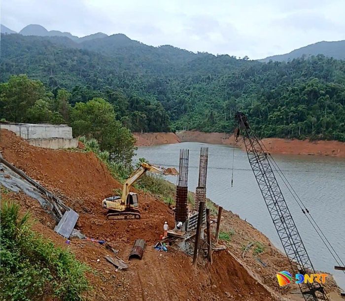 Công trường thi công cầu Đắk Mi 1 sáng ngày 1/9, một hạng mục được bổ sung vào Dự án cải tạo, nâng cấp quốc lộ 14E. Ảnh: CÔNG TÚ - XUÂN SƠN