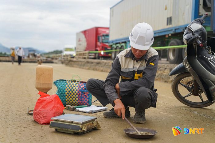Kiểm tra cấp phối đá dăm nền đường các nhánh tuyến. Ảnh: CÔNG TÚ - XUÂN SƠN