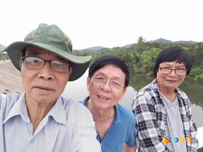 Nhà thơ Nguyễn Tấn Sĩ (trái), nhà thơ Nguyễn Ngọc Hạnh (giữa) và nhà văn Đoàn Thạch Biền trong một lần đi thực tế sáng tác. Ảnh: NGUYỄN NGỌC HẠNH