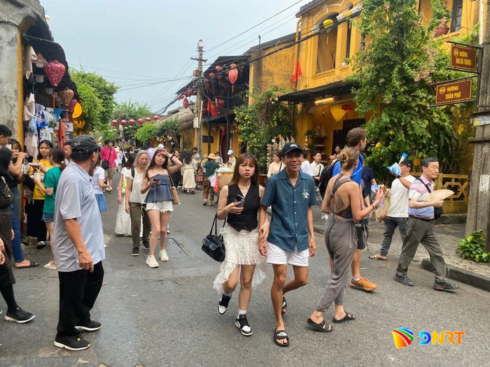 Đông đảo du khách tham quan phố cổ Hội An dịp lễ 2/9. Ảnh: V.L