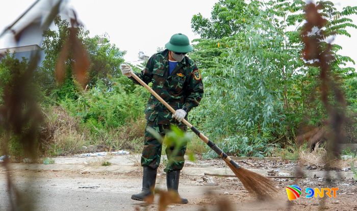 Hải và Hiếu mong rằng sẽ lan tỏa ý thức bảo vệ môi trường qua việc tự nguyện dọn dẹp vệ sinh của mình. Ảnh: ĐÔNG YÊN