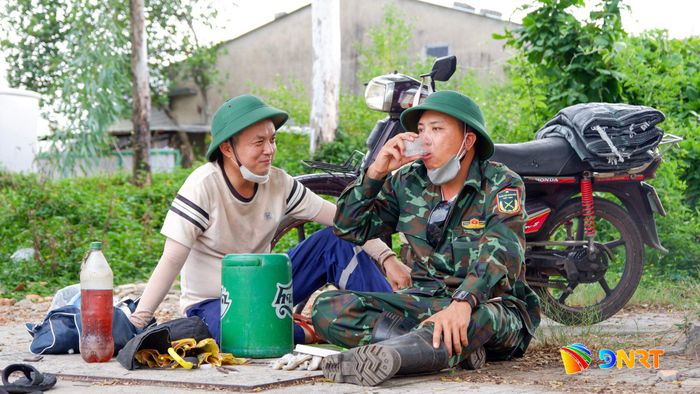 Giây phút nghỉ ngơi của đôi bạn Hải và Hiếu. Ảnh: ĐÔNG YÊN