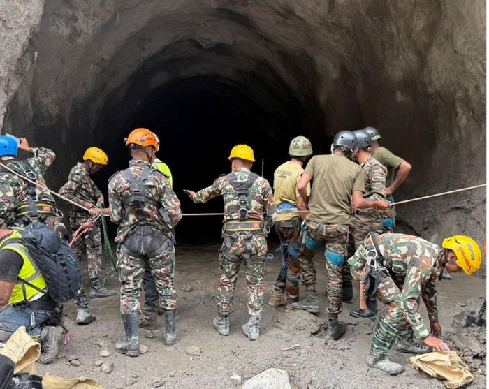 Quân đội Nepal tham gia hoạt động tìm kiếm và cứu hộ tại một công trình thủy điện ở huyện Rasuwa, Nepal. Ảnh: Quân đội Nepal/Reuters