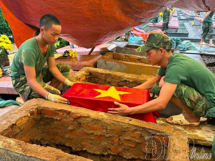 Chiến sĩ Nùng Văn Phú (bên phải) tham gia Chiến dịch 500 ngày đêm.