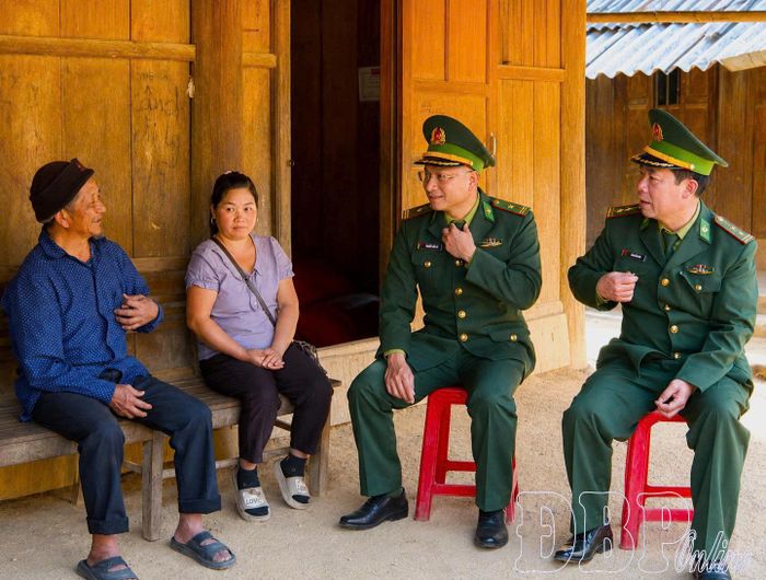Thiếu tá Nguyễn Tuấn Vũ (thứ 2 từ phải sang) nói chuyện với người dân bản Na Ư, xã Sam Mứn.