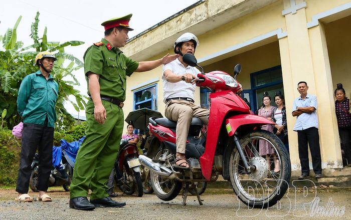 Công an xã Nà Tấu tuyên truyền kỹ năng lái xe an toàn cho người dân. 