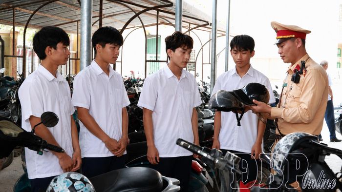  Cán bộ Phòng Cảnh sát giao thông tuyên truyền, nhắc nhở học sinh Trường THPT Hoàng Công Chất, xã Thanh An chấp hành nghiêm các quy định của Luật Trật tự an toàn giao thông đường bộ
