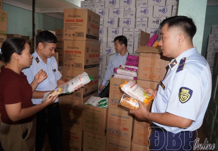 Lực lượng QLTT kiểm tra sản phẩm hàng hóa tại phường Điện Biên Phủ.