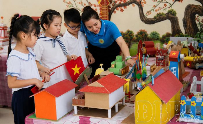 Giáo viên Trường Tiểu học Mường Thanh, phường Mường Thanh hướng dẫn học sinh tìm hiểu, trải nghiệm các mô hình STEAM.