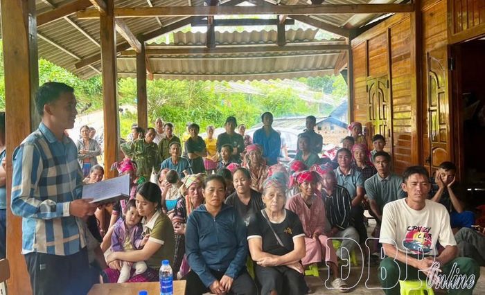 "Bàn trà mặt trận - Lắng nghe nhân dân" diễn ra trong không khí cởi mở giữa chính quyền các cấp, lực lượng công an, biên phòng và người dân bản Si Ma, xã Mường Nhé.