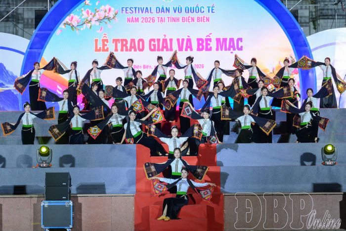 Tiết mục 6 điệu xòe cổ tại Lễ bế mạc Festival dân vũ năm 2026.