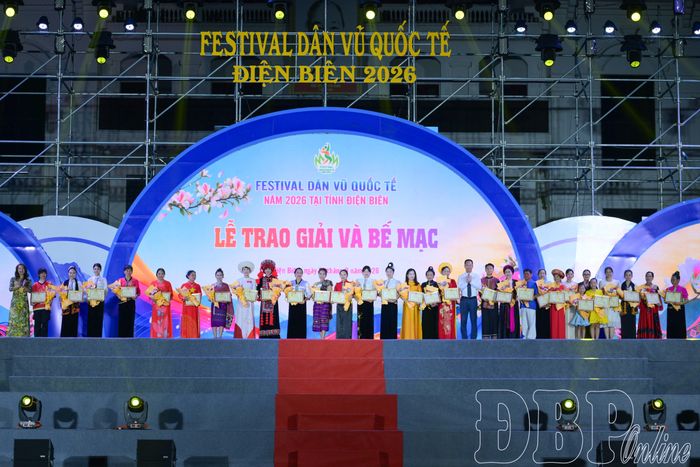 Sở Văn hóa, Thể thao và Du lịch trao Giấy khen cho các đội tham dự Festival.