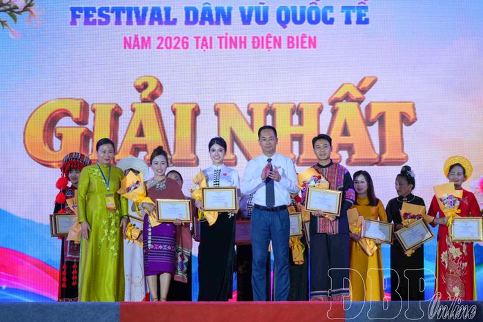 Ban Tổ chức trao giải Nhất cho các đội.